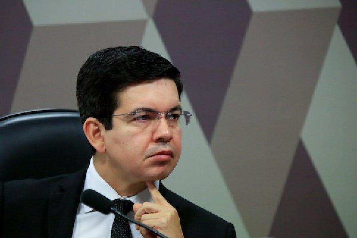 Randolfe diz que requerimento para convocar filhos de Bolsonaro a CPI da Covid serão avaliados