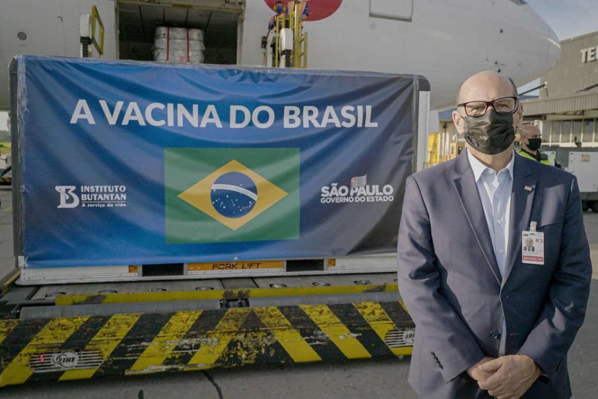 Diretor do Butantan diz que instituto pode não ter mais doses da CoronaVac após o dia 14