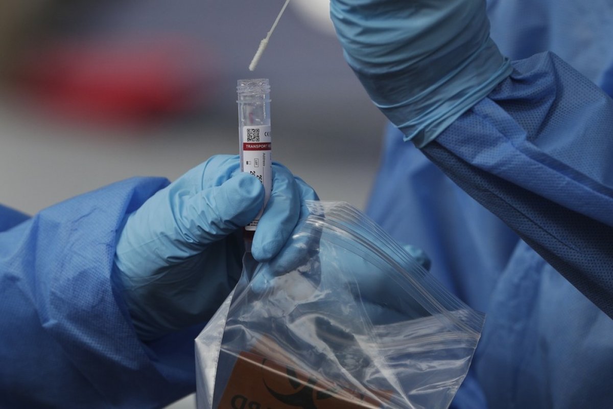 Indonésia: polícia prende suspeitos de reutilizar cotonetes em testes de covid-19