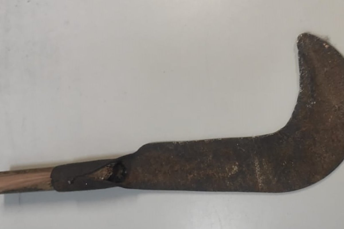 Homem é detido após ameaçar esposa com uma foice