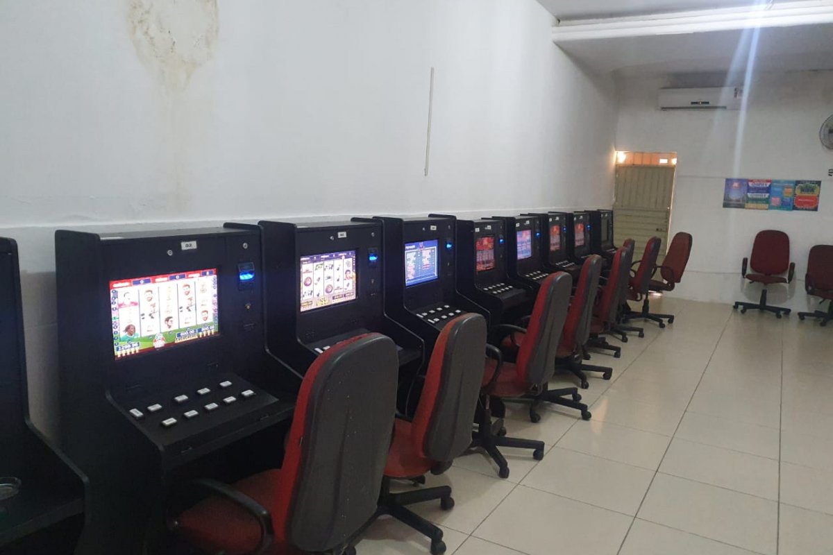 Polícia descobre casa de cassinos e duas pessoas são detidas por exploração de jogos de azar