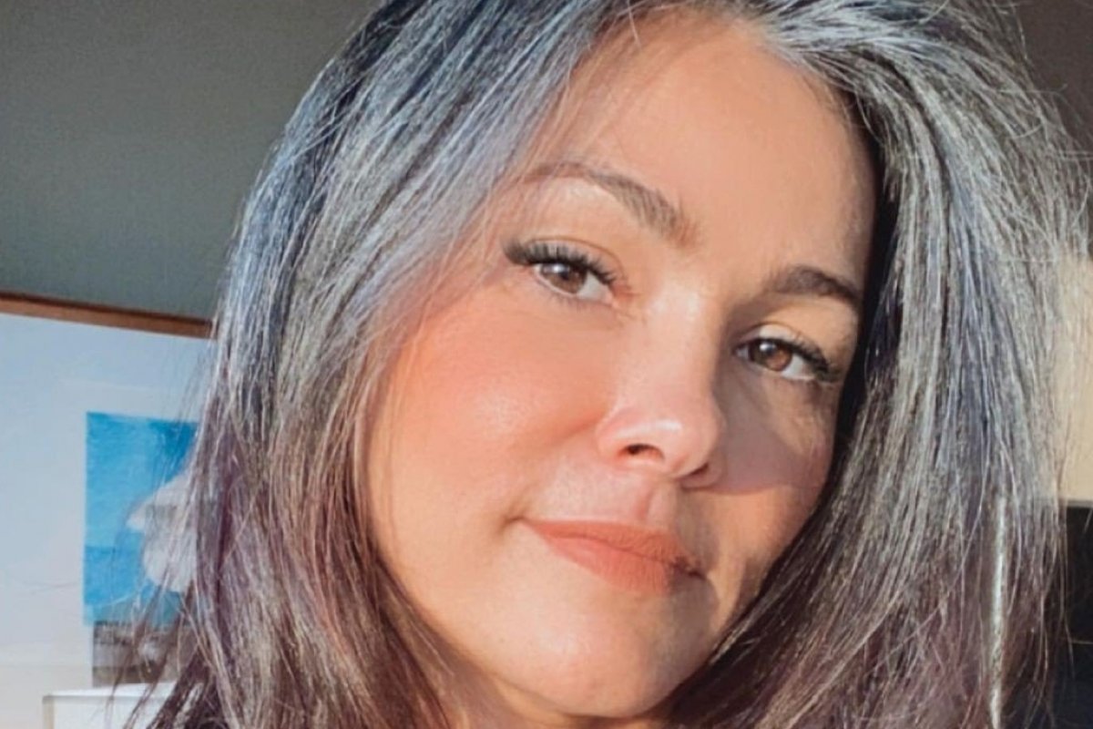 Suzana Alves, a Tiazinha, aparece de cabelos grisalhos!