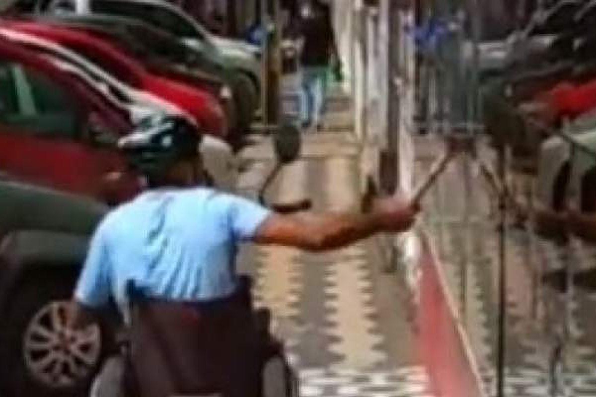 Vídeo: Homem danifica fachada de Câmara Municipal de Ilhéus a marteladas