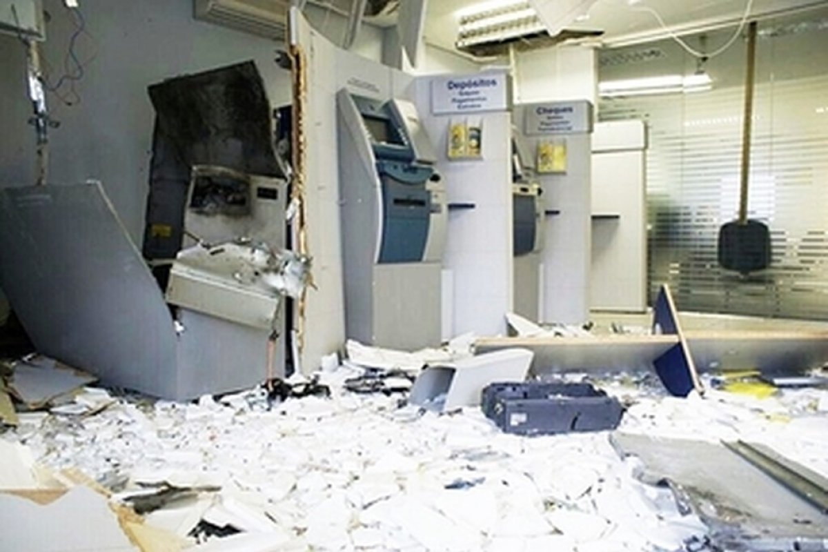 Grupos armados explodem 3 agências bancárias em Correntina, oeste da Bahia