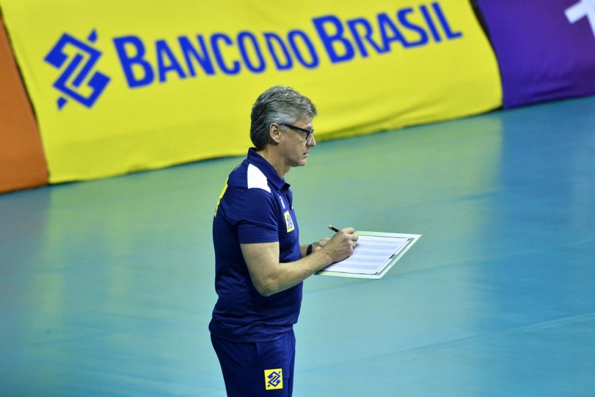 Técnico da seleção masculina de vôlei, Renan Dal Zotto é extubado após duas semanas internado por conta da Covid