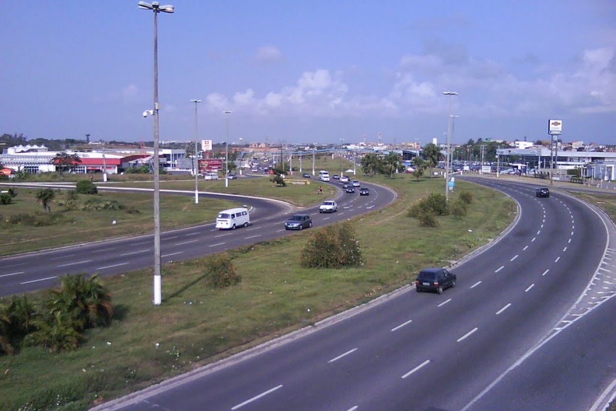Motociclista morre após bater em carro no bairro de Itapuã, em Salvador