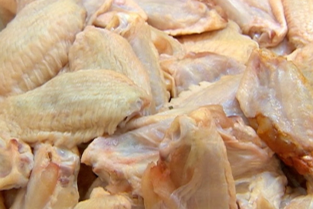 Arábia Saudita suspende compra de carne de aves de 11 frigoríficos do Brasil