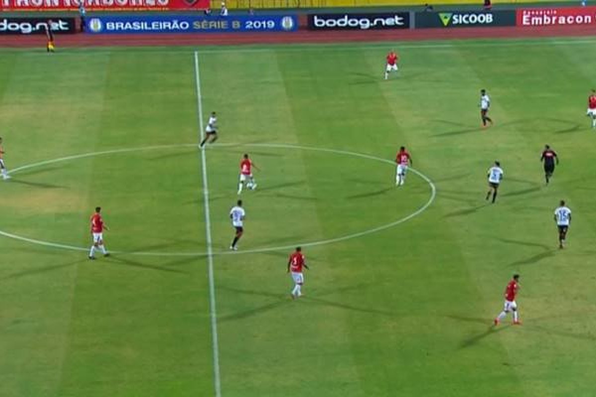 Vitória vence Vila Nova fora de casa e se afasta do Z-4