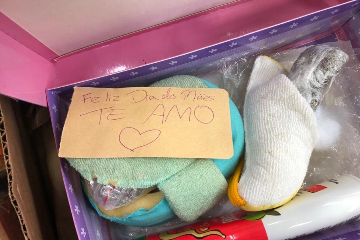 Polícia apreende drogas embaladas em falsos presentes do Dia das Mães