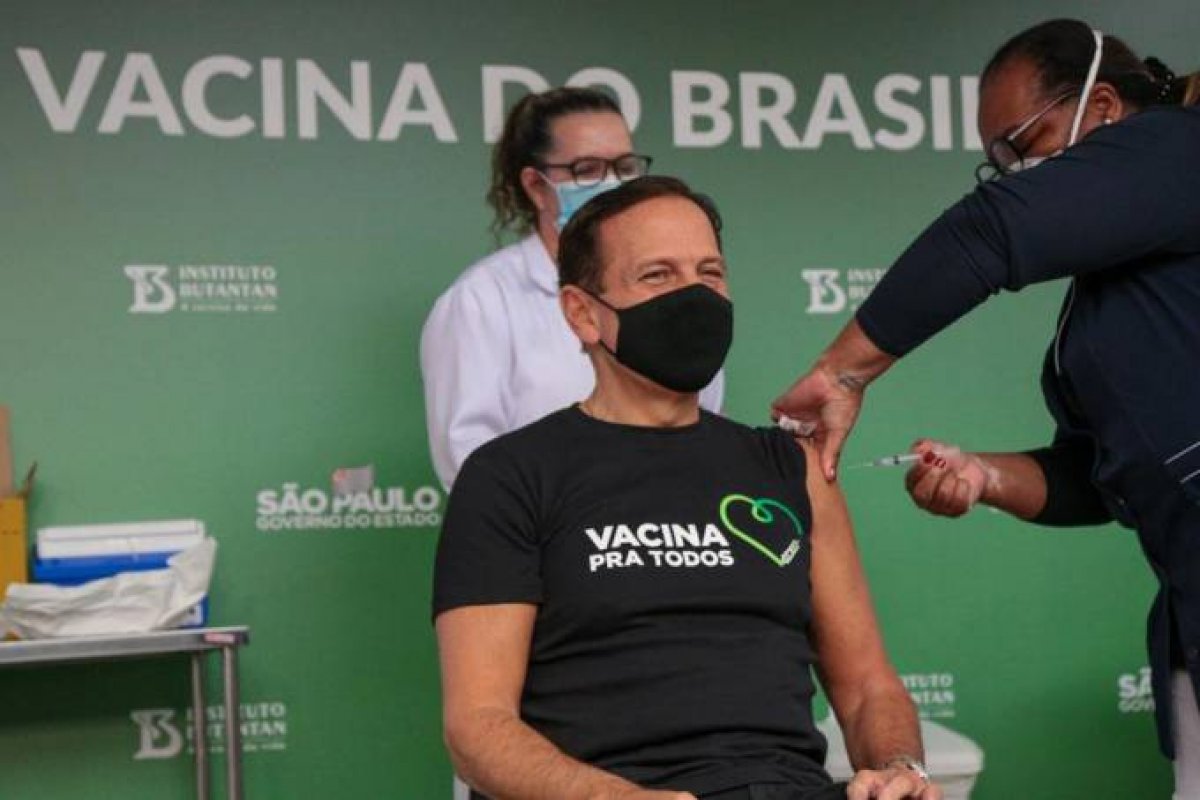 Vídeo: Doria toma a primeira dose da vacina CoronaVac contra a Covid-19, em São Paulo
