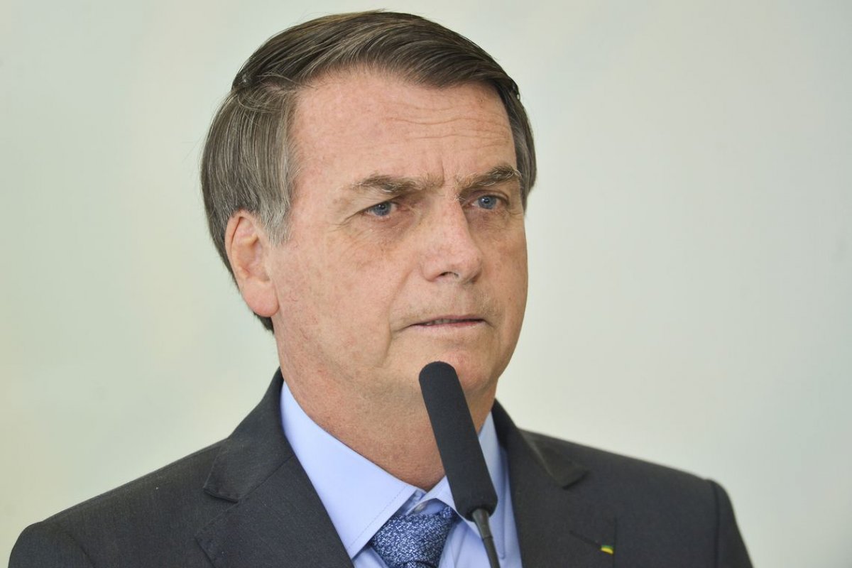 Bolsonaro ficará três dias afastado da Presidência para cirurgia