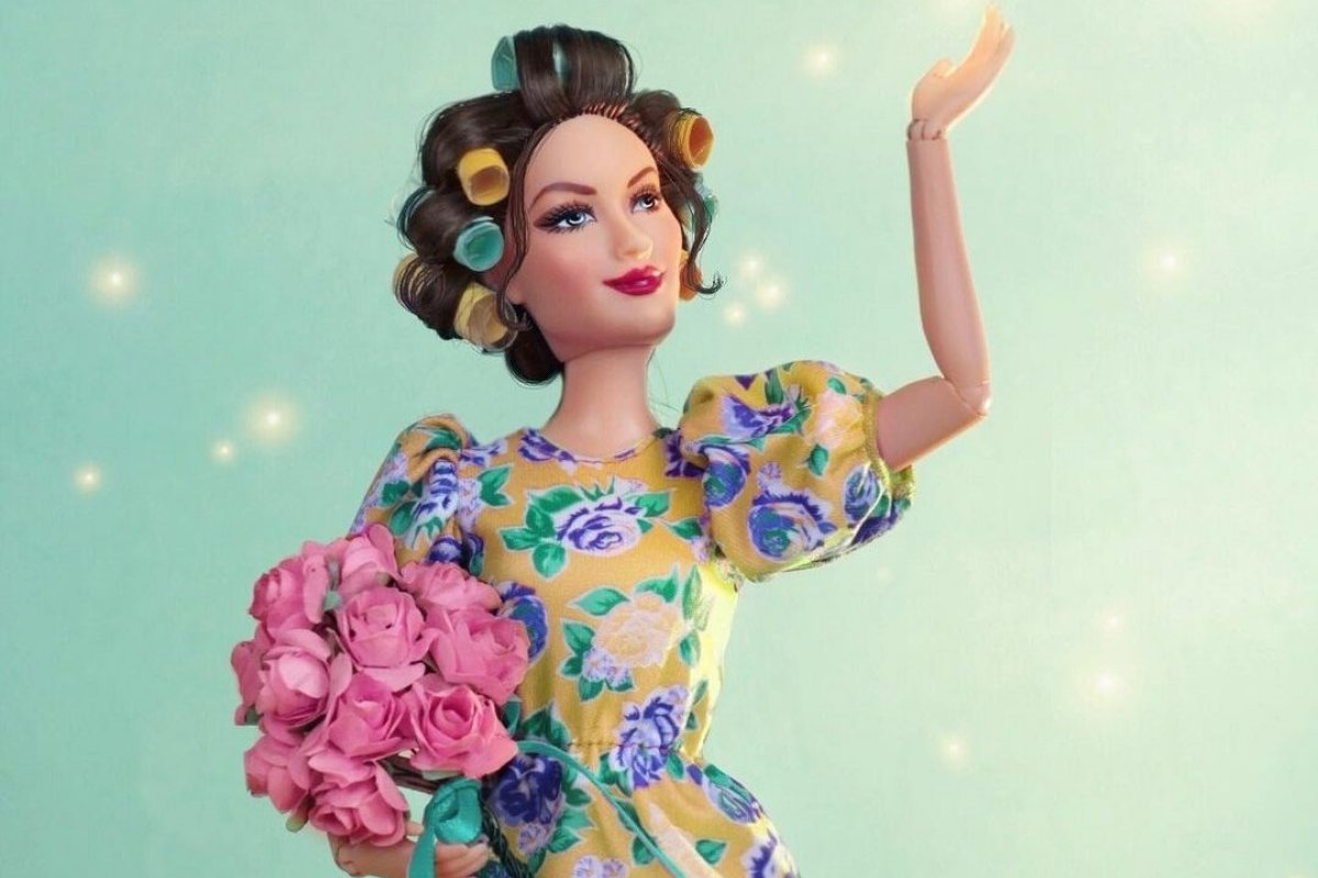 Artista cria boneca em homenagem ao ator Paulo Gustavo