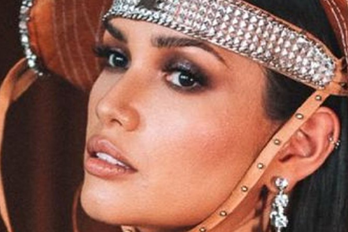 Juliette faz ensaio com chapéu cravejado de pedras!