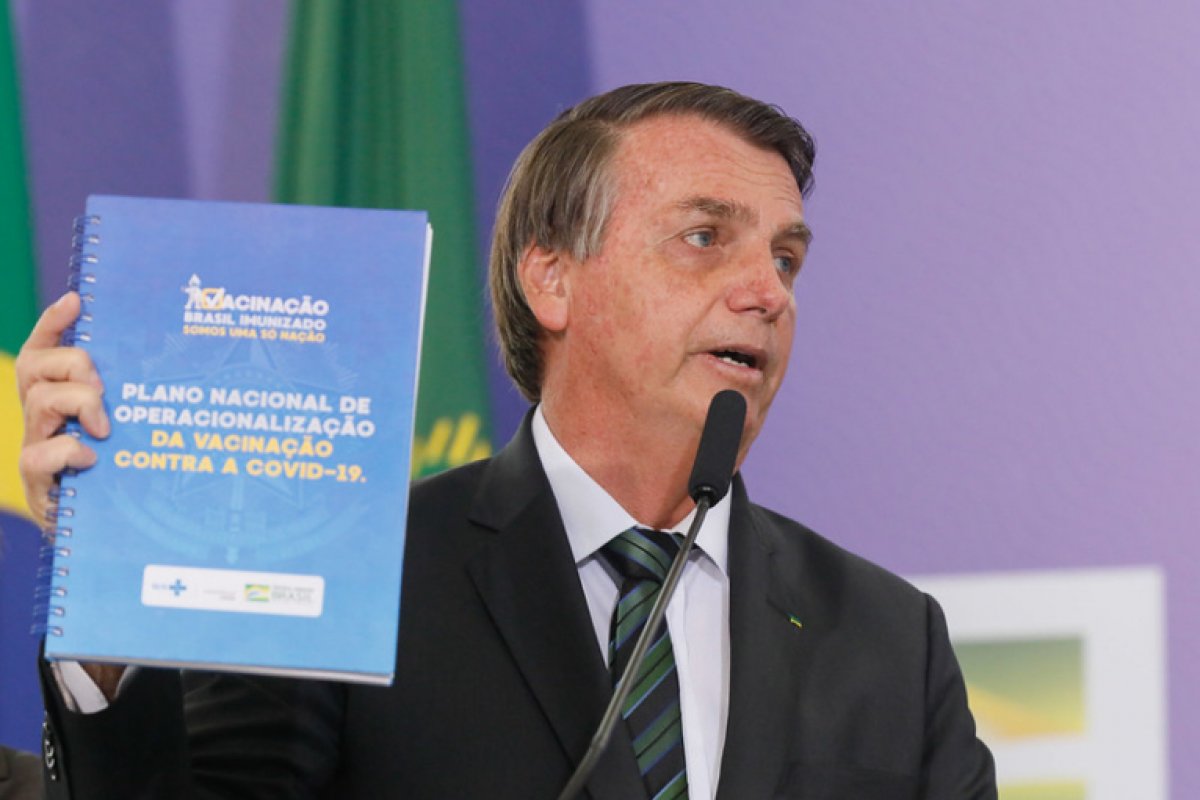 Lira nega pedido de deputado que queria ter acesso ao cartão de vacinação de Bolsonaro