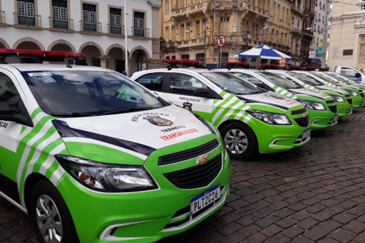 Motorista fica ferido após acidente na Avenida ACM, em Salvador