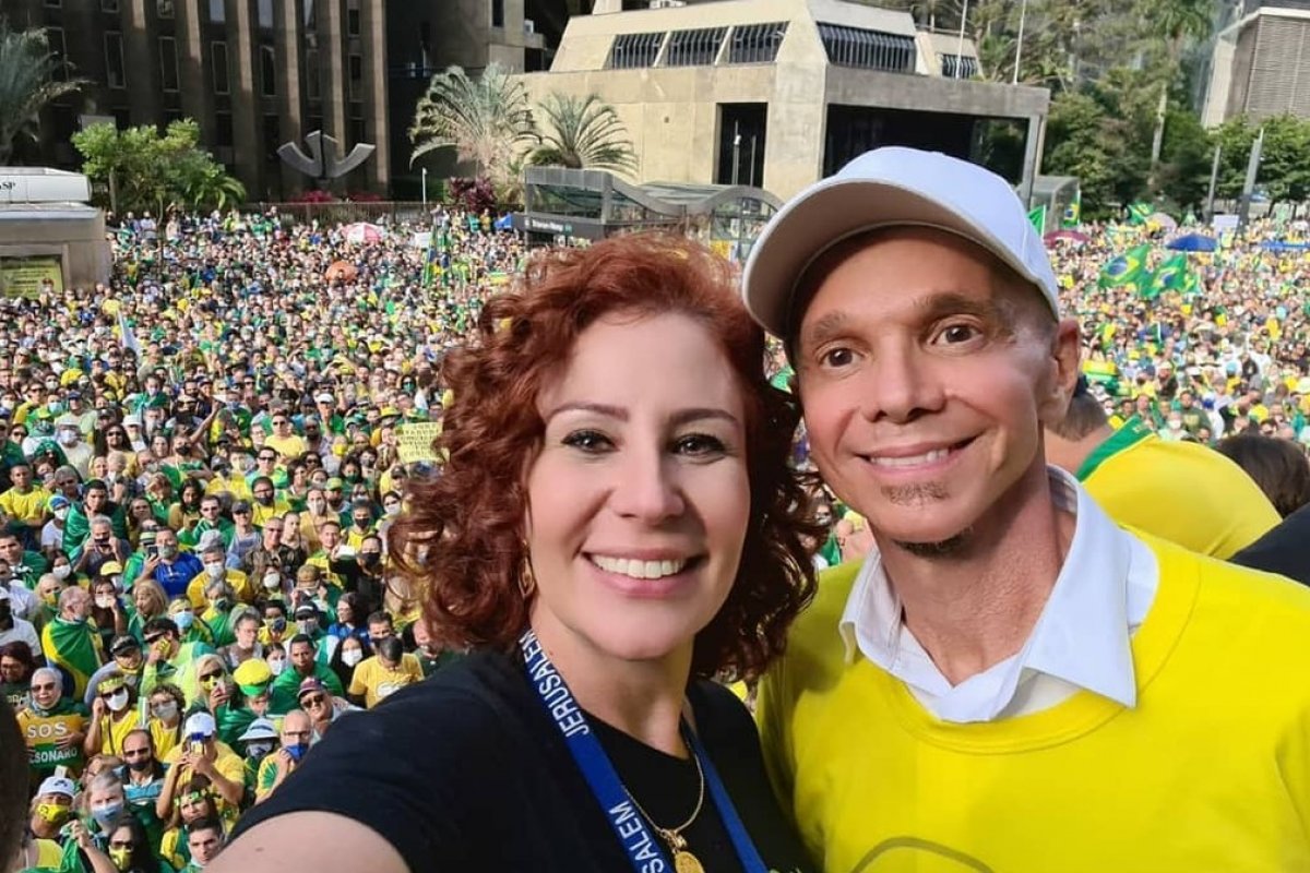 Manno Góes entra com ação por danos morais e materiais contra Carla Zambelli por vídeo de Netinho