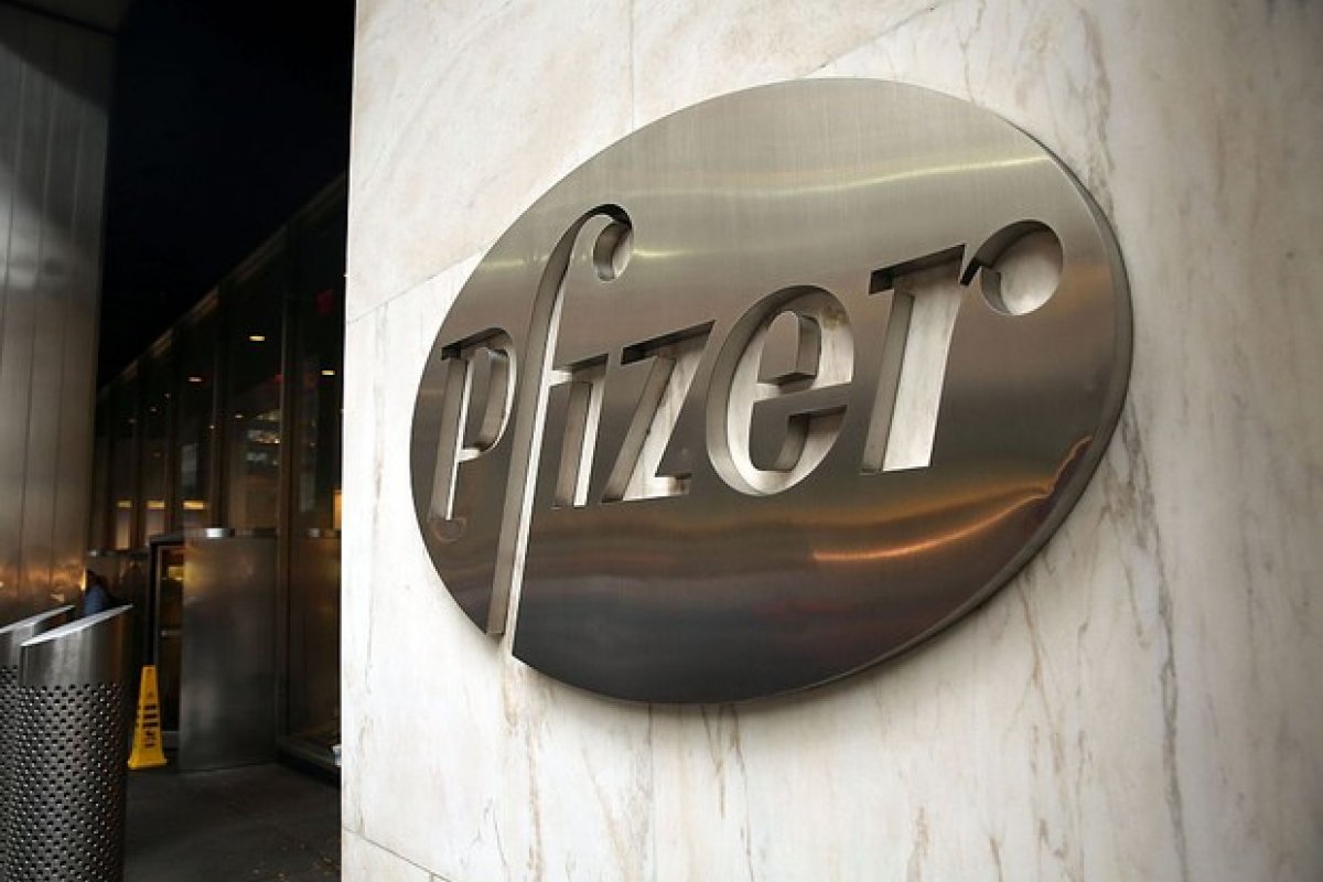 UE fecha acordo para compra de até 1,8 bilhão de vacinas da Pfizer 