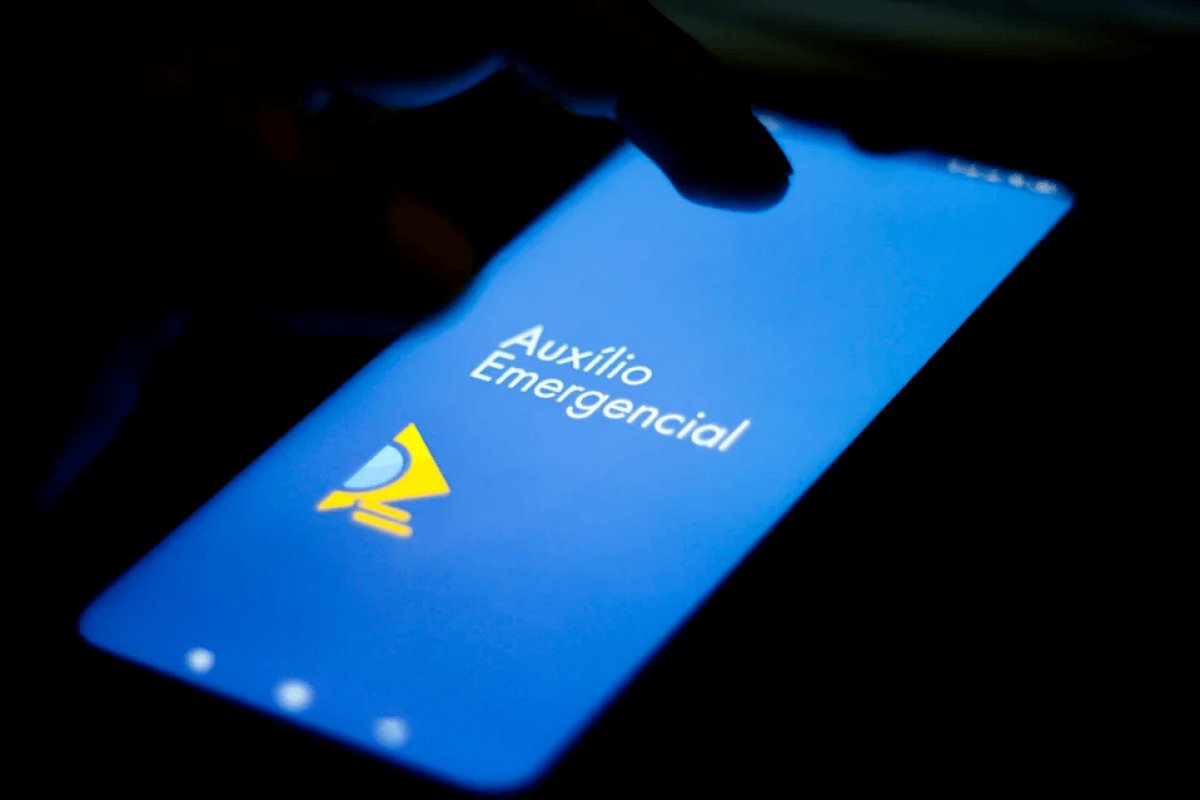 71% dos beneficiados pelo auxílio emergencial usaram o dinheiro para comprar comida, diz pesquisa