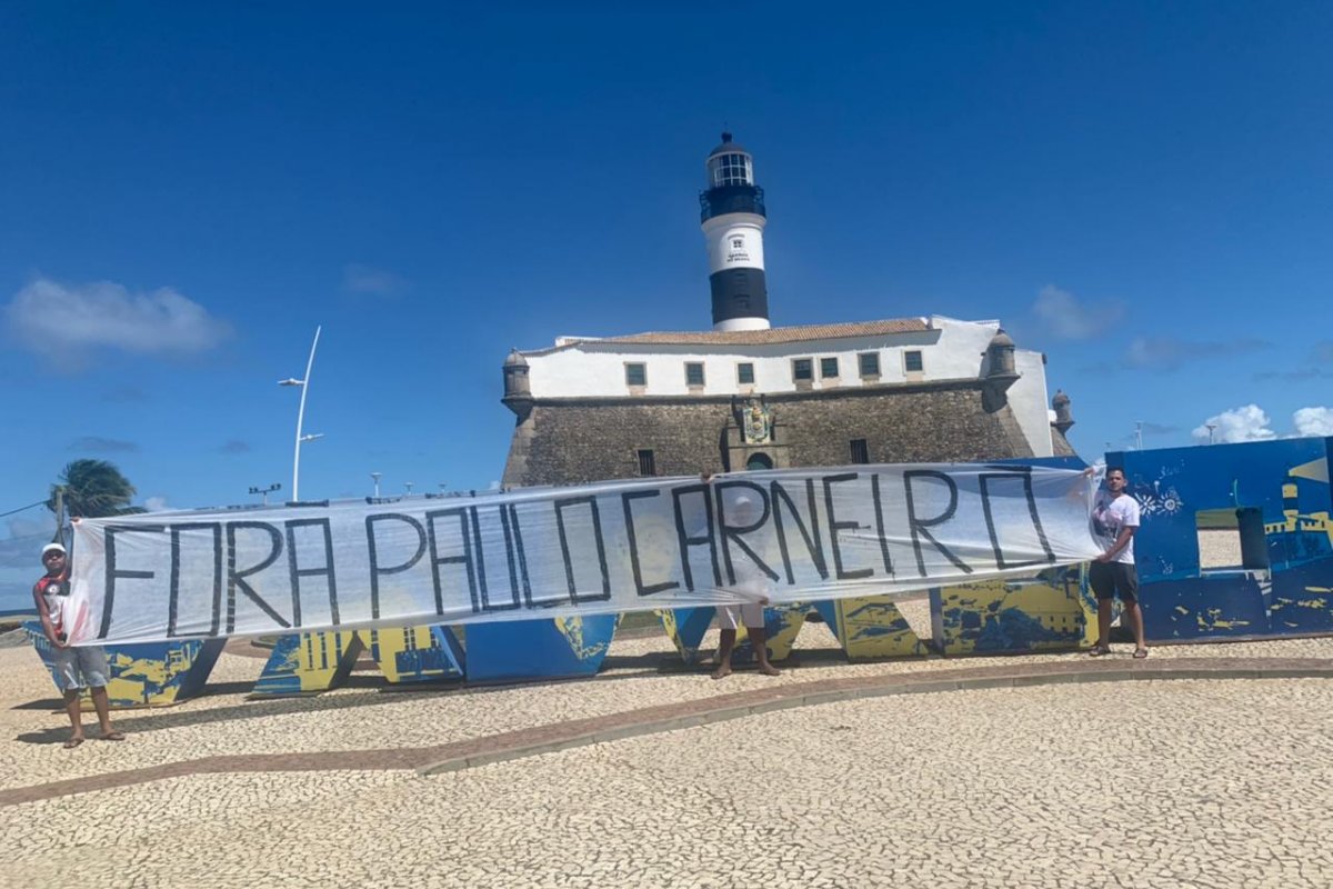 Manifestações pedem a saída do presidente do Vitória, Paulo Carneiro