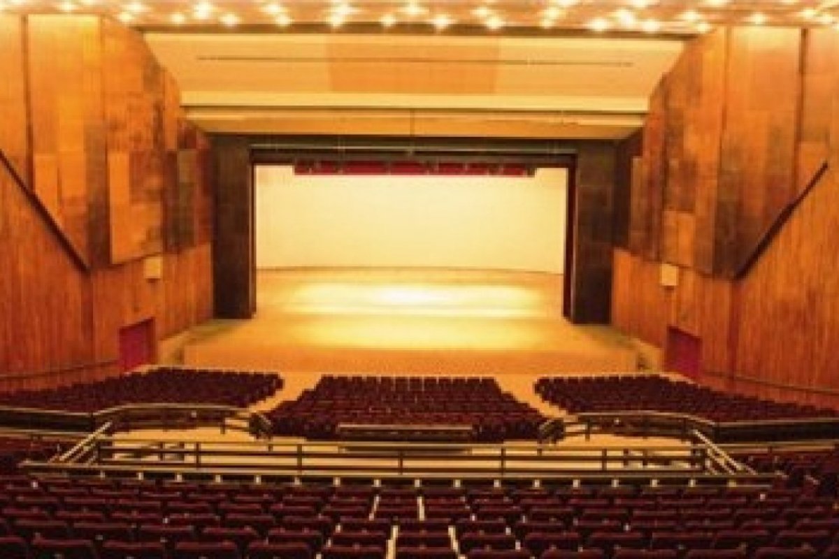 Forro do teto do Teatro Castro Alves ameaça desabar