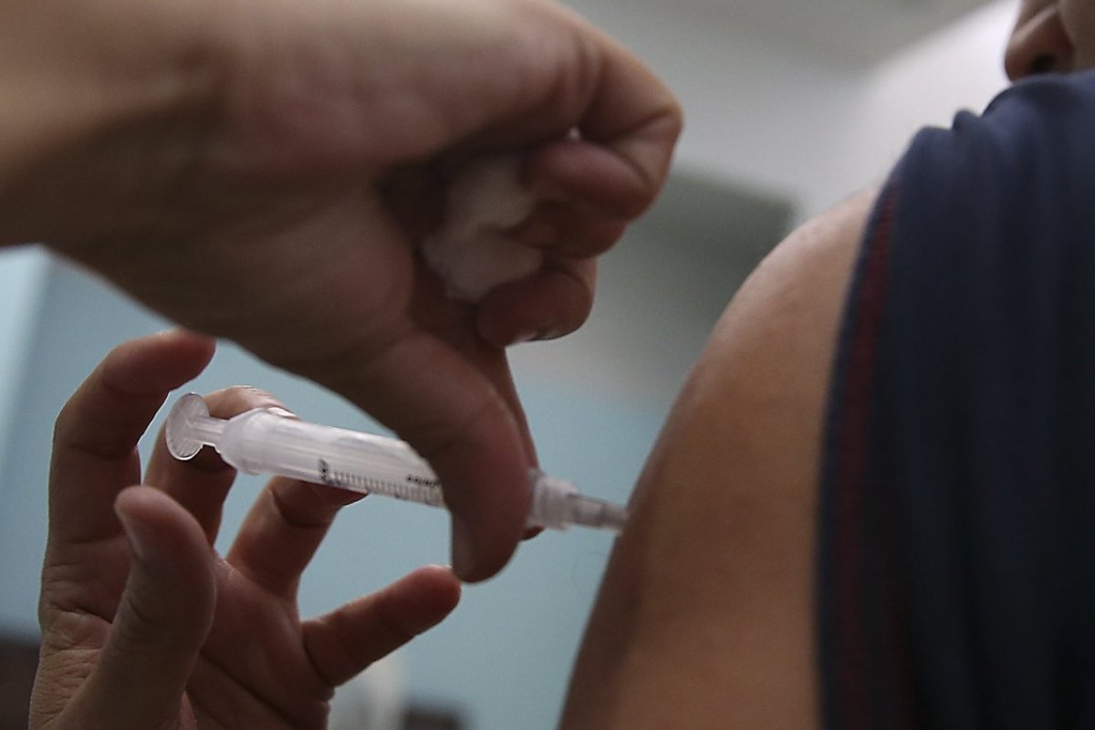 Vacinação contra gripe atinge 30% do primeiro grupo no Brasil