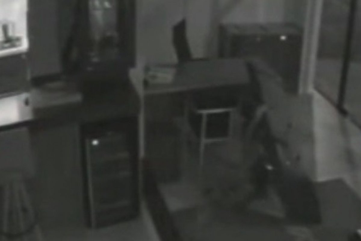 Homem furta TV e é identificado após tropeçar e deixar cair o celular em loja