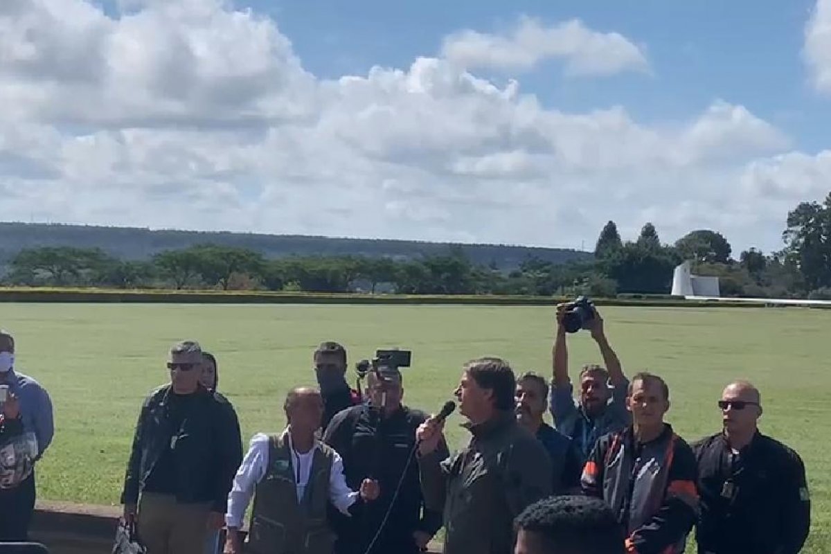 Vídeos: 'Hoje é um dia especial para todos nós', diz Bolsonaro em discurso sobre o Dia das Mães