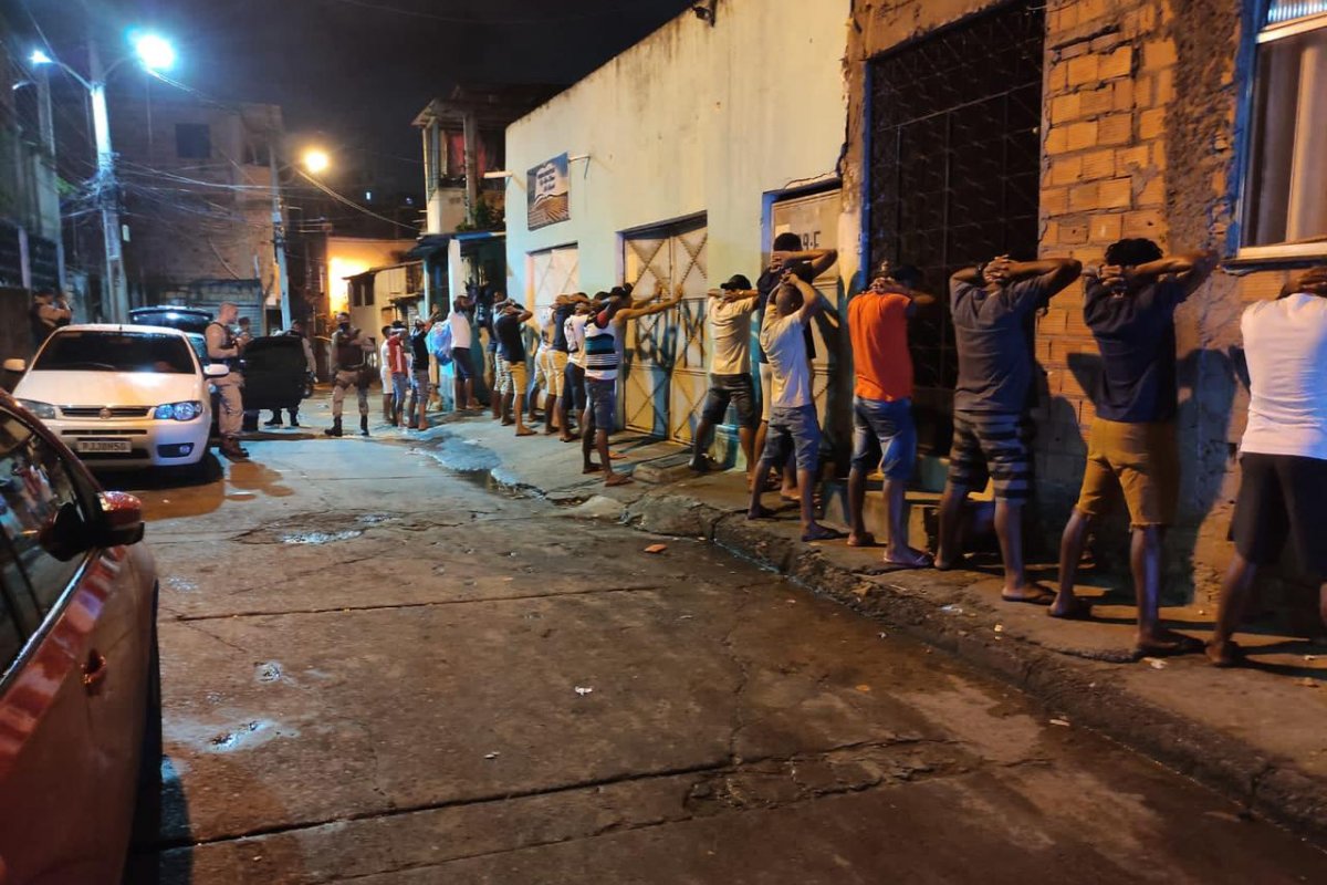 Vídeo: Operação Sílere desatircula paredão com cerca de 2 mil pessoas em Salvador