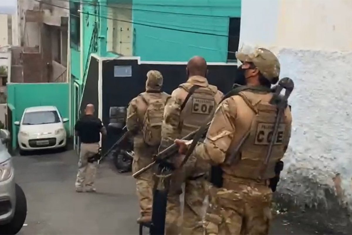 Operação cumpre mandados contra suspeitos de envolvimento nos assassinatos de tio e sobrinho em mercado de Salvador