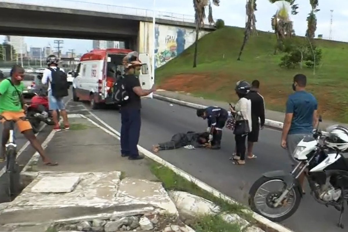 Motociclista fica ferido após cair na pista durante descida de viaduto em Salvador
