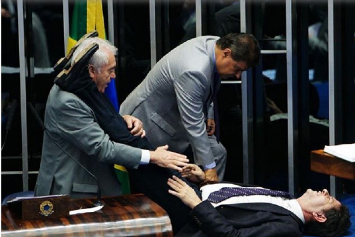 Cid Gomes passa mal durante pronunciamento e sessão é interrompida