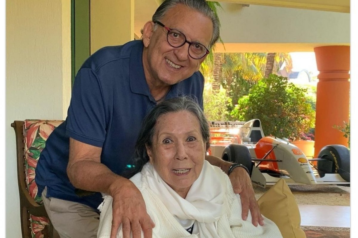 Galvão Bueno surge agarradinho com a mãe em clique raríssimo!