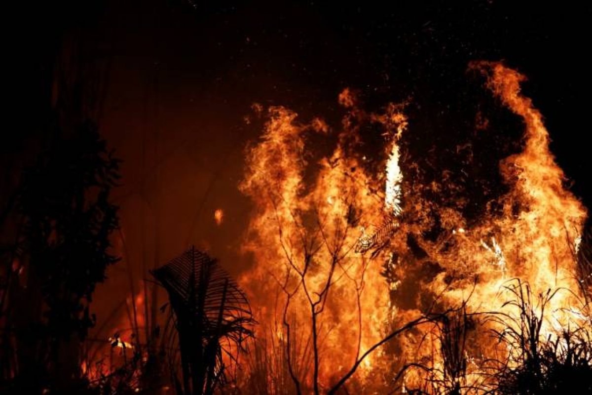 Galpão pega fogo na Estrada do Coco, em Lauro de Freitas 