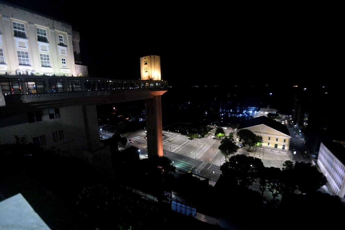 Elevador Lacerda ganha iluminação especial para o Maio Amarelo 