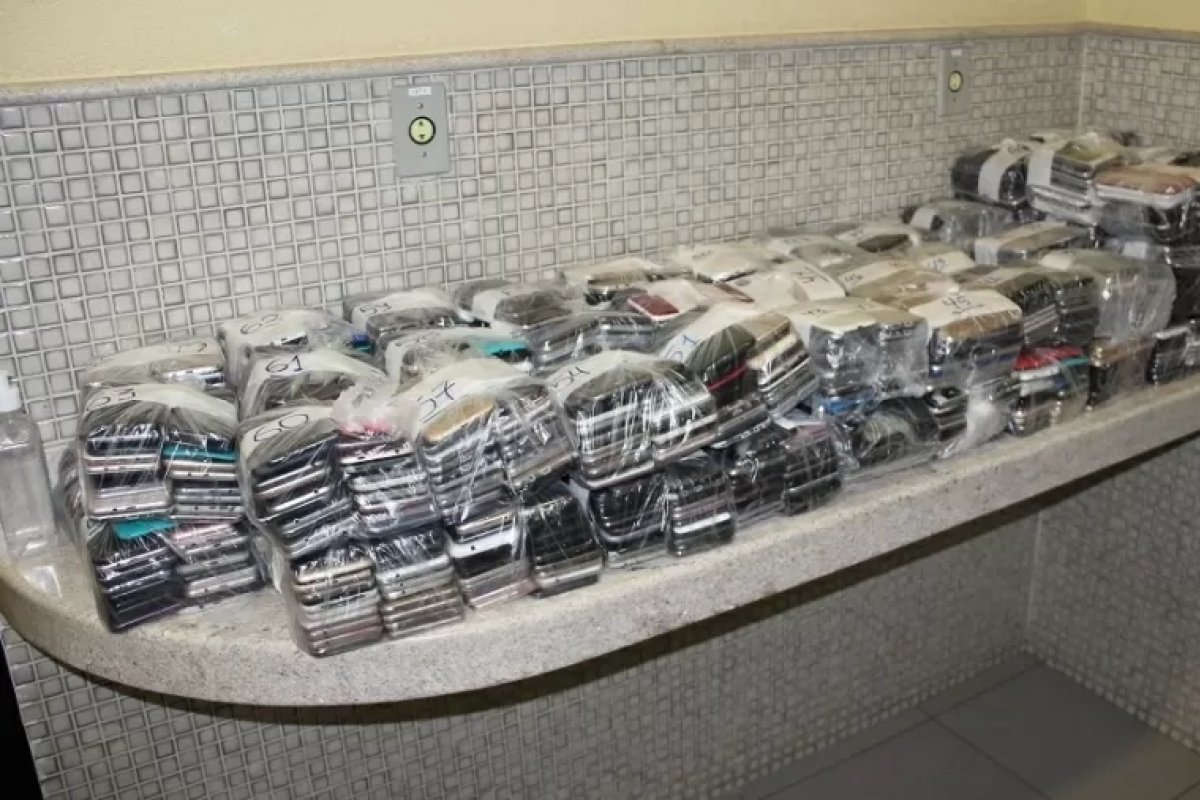 Celulares apreendidos dentro de presídios serão doados aos estudantes do MS