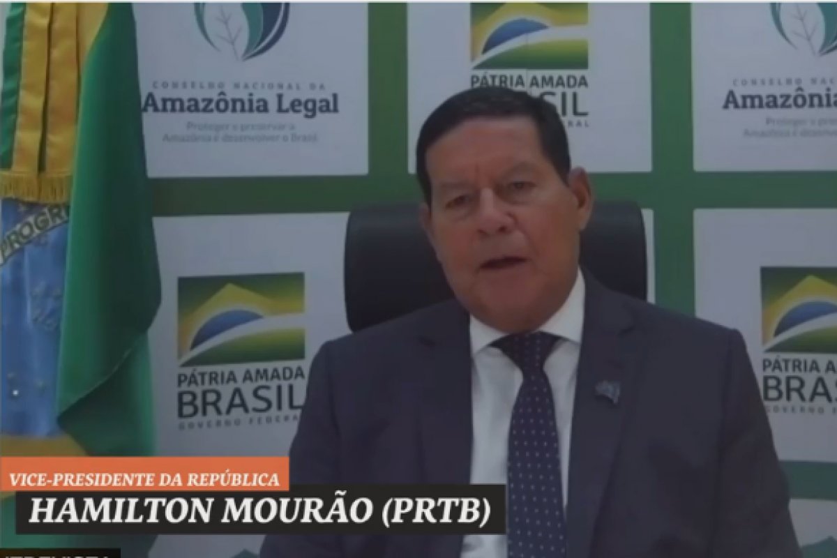 "Vimos comentários aí que o decreto não existe", diz Mourão sobre o decreto que "já está pronto", defendido por Bolsonaro