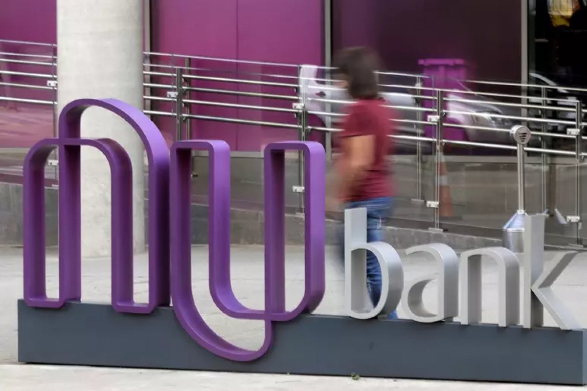 Nubank libera transferências via WhatsApp com cartão de débito