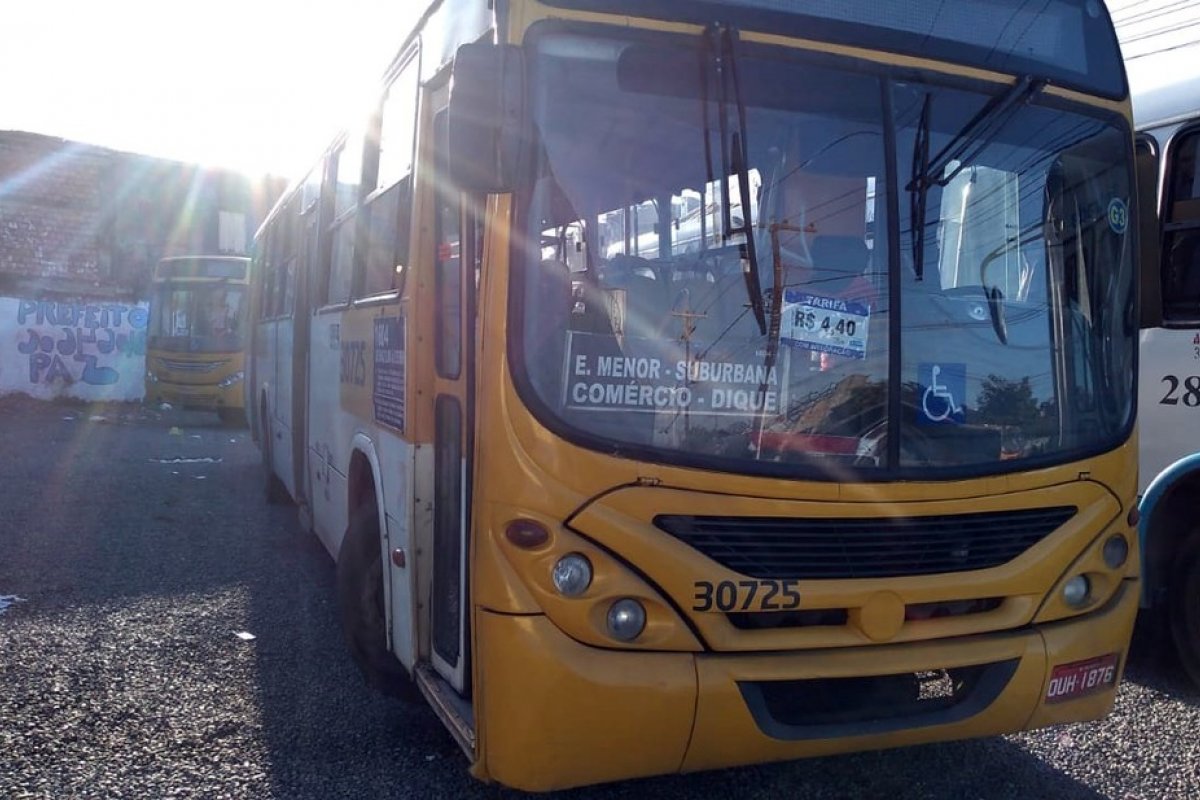 Ônibus são assaltados em Salvador na manhã desta terça-feira (11)