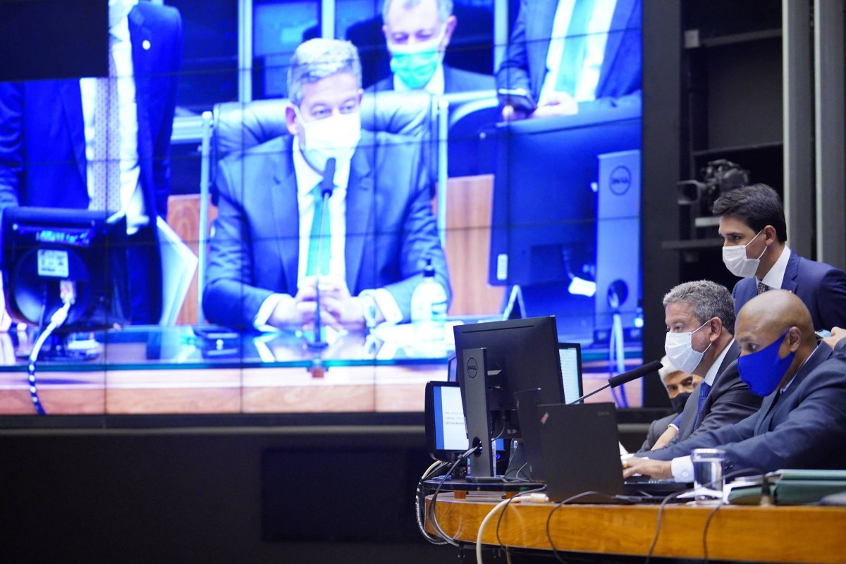 Membros da comissão da reforma tributária admitem que propostas serão fatiadas após intervenção de Lira 