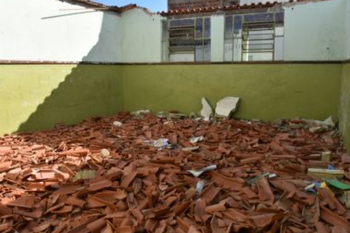 Teto de escola municipal desaba em Vitória da Conquista