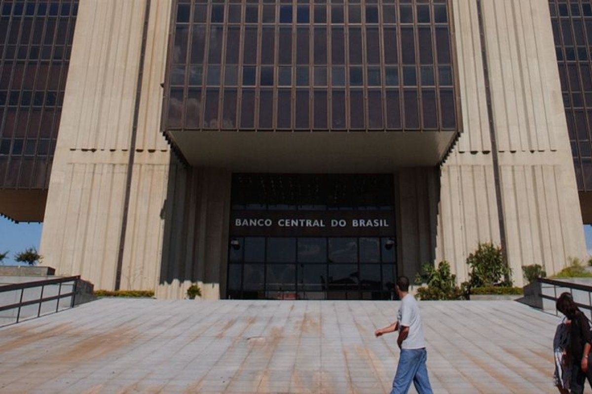 Apesar da 2ª onda, BC acredita que efeitos da vacina pode levar a retomada da atividade econômica no 2º semestre
