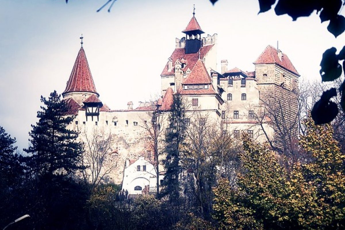 Castelo do Drácula distribui vacinas gratuitas conta a Covid-19 para seus visitantes