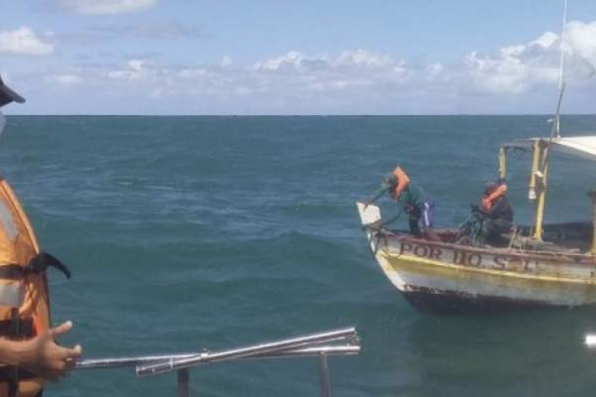 Embarcação é rebocada após ficar 4 dias ancorada entre Salvador e Cacha Pregos