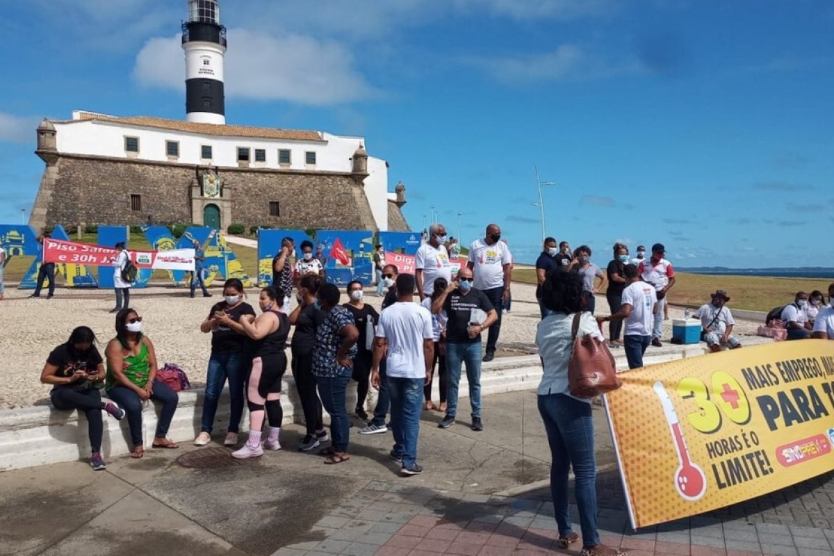 Dia da Enfermagem é marcado por protesto de trabalhadores da categoria no Farol da Barra, em Salvador