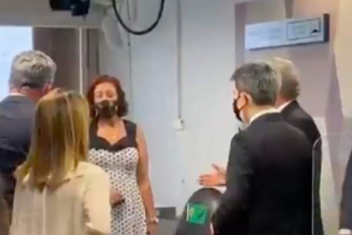 Vídeo: deputada Carla Zambelli invade CPI e acusa Renan de ameaçar Fabio Wajngarten
