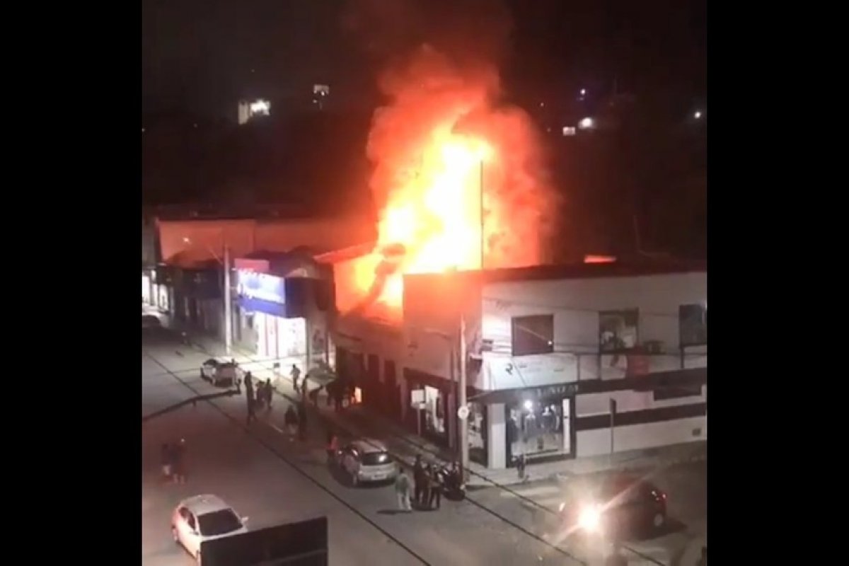 Incêndio atinge estabelecimento comercial em Jaguaquara, no sudoeste da Bahia