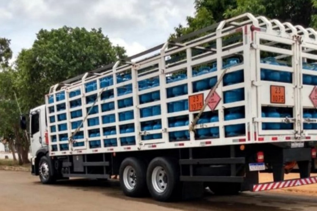 Caminhão com cerca de 600 botijões de gás é roubado no sul da Bahia