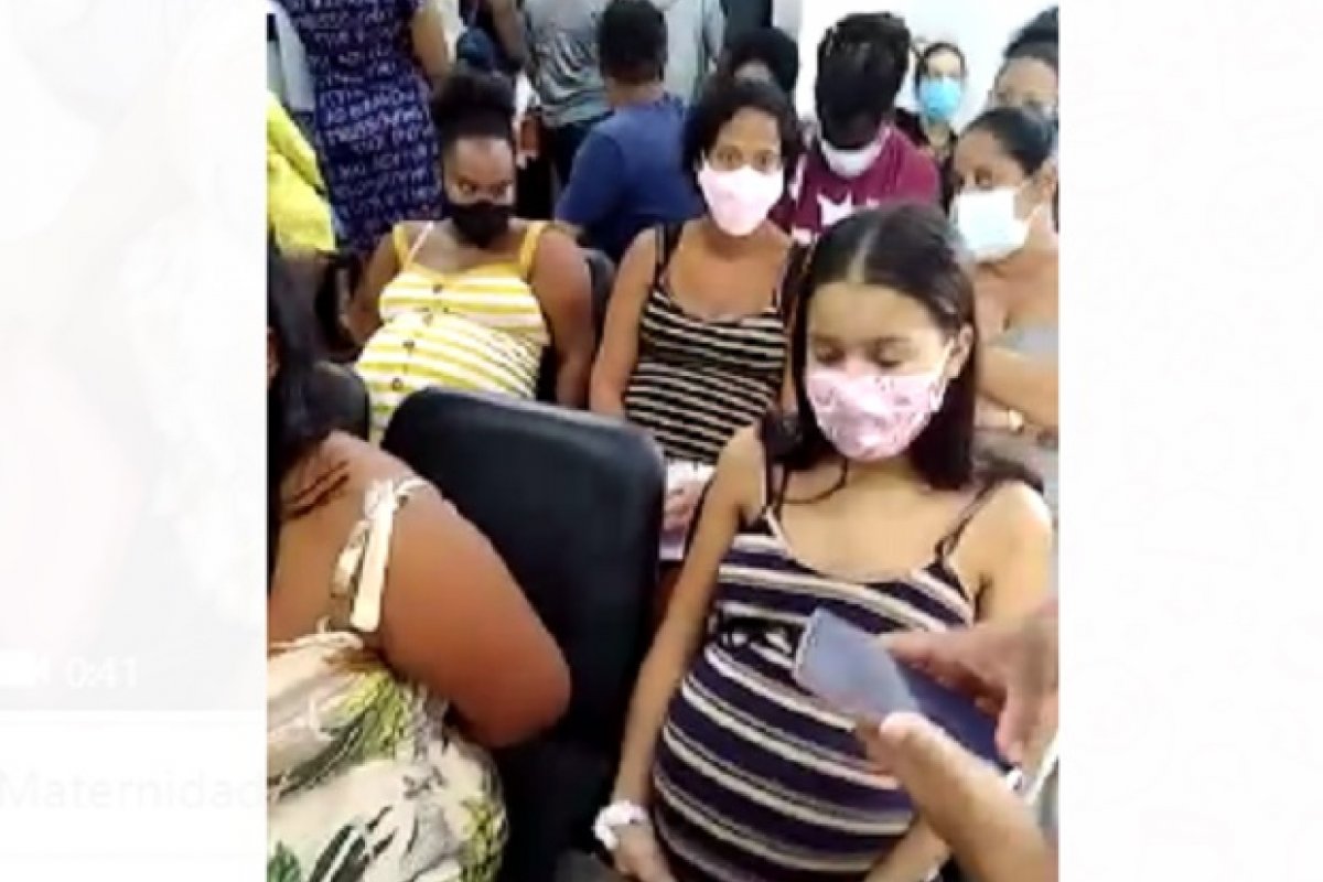 Vídeo: mãe de gestante denuncia aglomeração e demora no atendimento em maternidade de Salvador