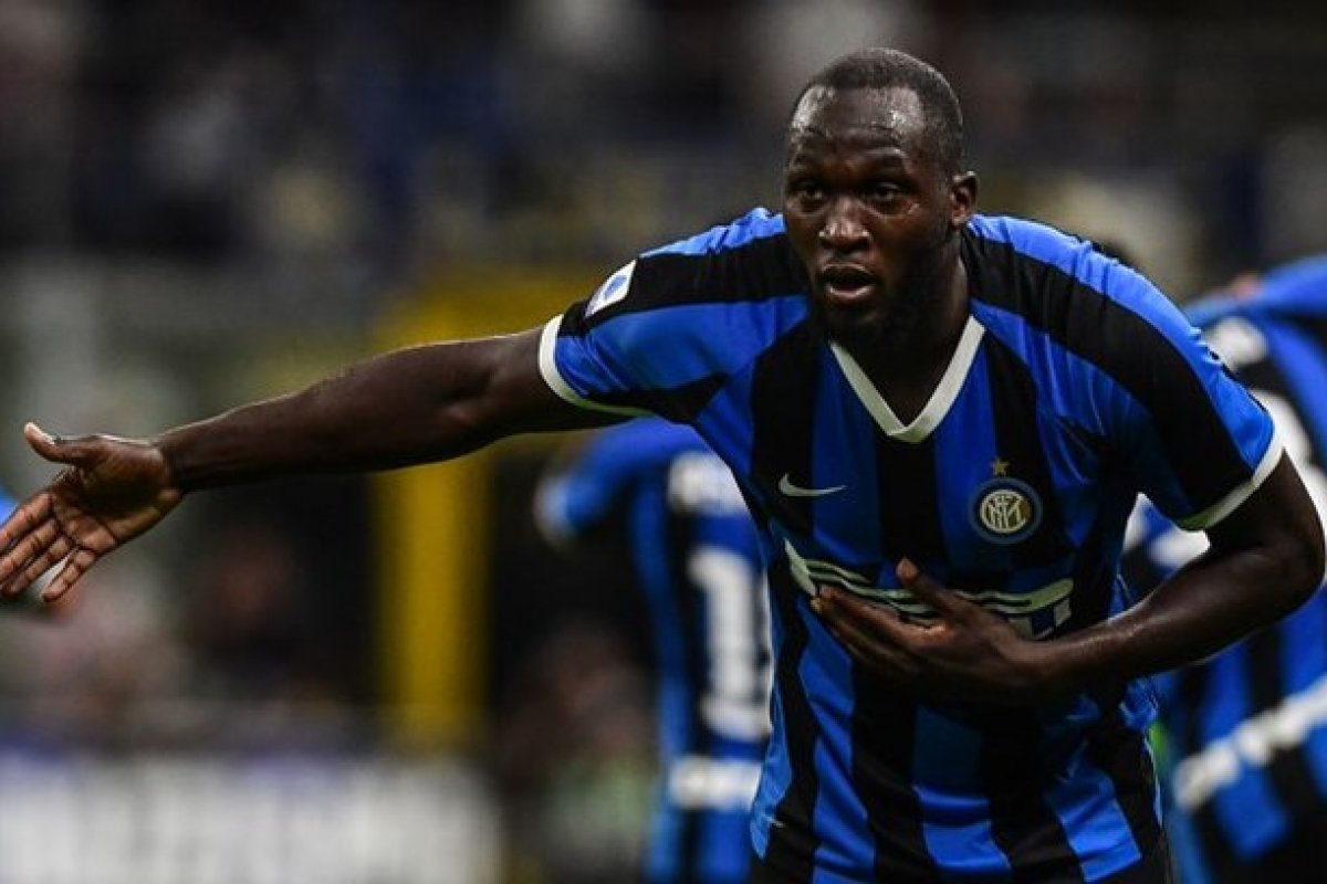 Torcida organizada da Inter de Milão abafa caso de racismo envolvendo Lukaku