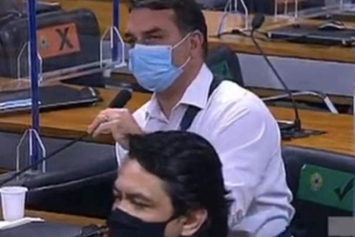 Vídeo: Flávio Bolsonaro chama Renan Calheiros de vagabundo e sessão da CPI é suspensa